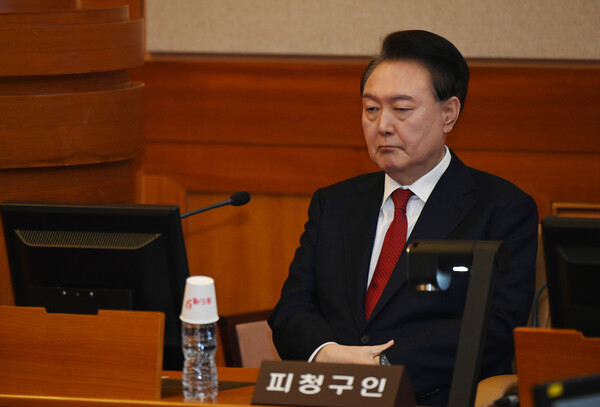 윤석열 대통령이 6일 서울 종로구 헌법재판소에서 열린 탄핵심판 6차 변론에 출석해 생각에 잠겨 있다. [사진=연합뉴스]