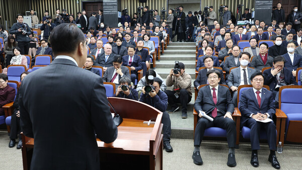 국민의힘 권영세 비상대책위원장이 16일 국회에서 열린 비상의원총회에서 발언하고 있다. [사진=연합뉴스]