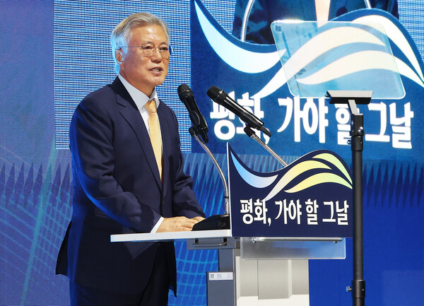 4일 오후 경기도 수원시 영통구 수원컨벤션센터에서 열린 '10·4 남북정상선언 17주년 기념식'에서 문재인 전 대통령이 기념사를 하고 있다. 2024.10.4 [사진=연합뉴스]