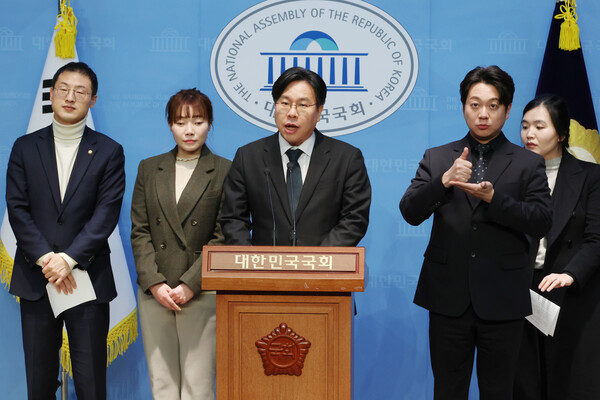 국민의힘 친한계 모임인 '언더73(1973년생 이하 정치인)'의 김상욱(왼쪽부터)·김예지 의원과 박상수 인천서구갑 당협위원장, 정혜림 전 부대변인이 10일 서울 여의도 국회 소통관에서 기자회견을 하고 있다. [사진=연합뉴스]