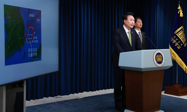 윤석열 대통령이 3일 오전 서울 용산 대통령실 청사 브리핑실에서 열린 국정브리핑에 참석해 동해 석유·가스 매장과 관련해 설명하고 있다. 2024.6.3 [사진=연합뉴스]