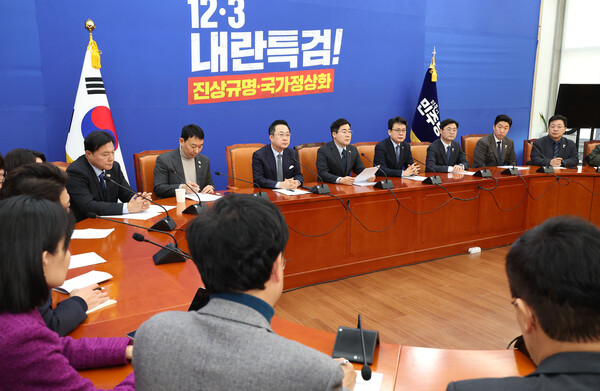 더불어민주당 박찬대 원내대표(오른쪽 다섯번째)가 11일 국회에서 열린 원내대책회의에서 발언하고 있다.  [사진= 연합뉴스]