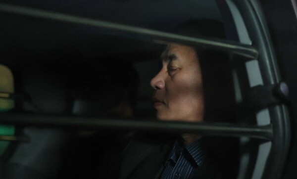 김건희 여사 공천 개입 의혹과 미래한국연구소의 불법 여론조사 의혹 등 사건의 핵심 인물인 명태균 씨가 14일 오후 경남 창원시 성산구 창원지방법원(창원지법)에 구속 전 피의자 심문(영장실질심사)을 마치고 법원을 나서고 있다. 2024.11.14 [사진=연합뉴스]