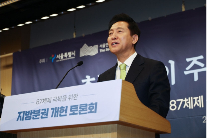 국민의힘 '잠룡' 오세훈 서울시장이 12일 국회에서 '지방분권 개헌 토론회'를 열고 개회사를 하고 있다. [사진=연합뉴스]