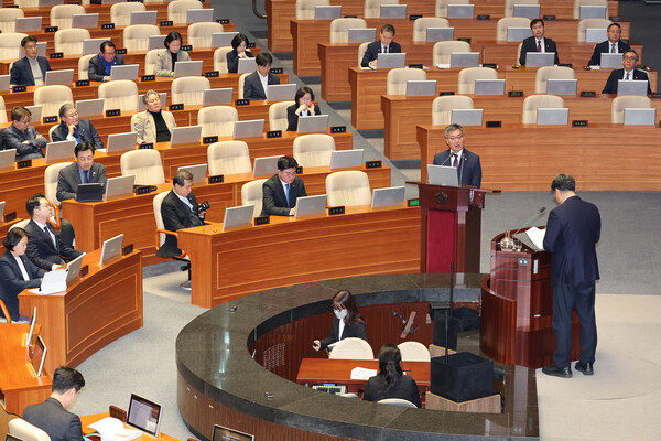 12일 국회 본회의장에서 열린 정치·외교·통일·안보 대정부질문에서 김석우 법무부 장관 직무대행이 더불어민주당 이춘석 의원의 질의에 답변하고 있다. [사진= 연합뉴스]