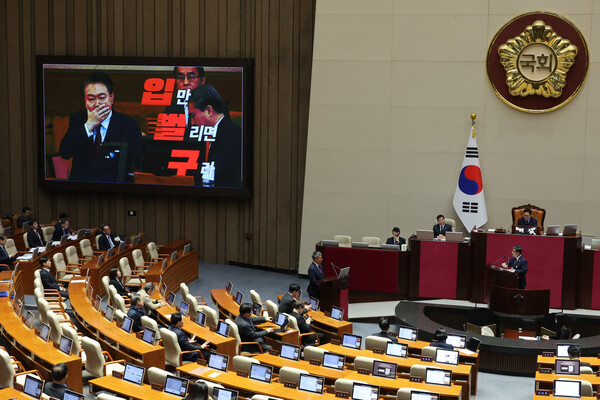 더불어민주당 김성환 의원이 12일 정치·외교·통일·안보 분야 대정부 질문이 진행된 국회 본회의에서 윤석열 대통령의 과거 발언에 대해 김석우 법무부 장관 직무대행에게 질문하고 있다. [사진=연합뉴스]