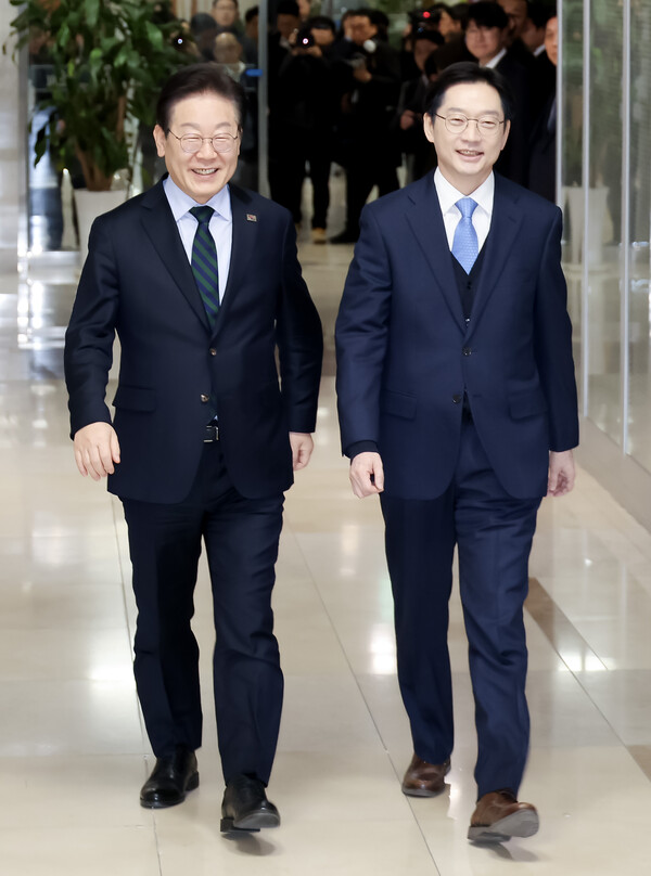더불어민주당 이재명 대표와 김경수 전 경남도지사가 13일 국회에서 만나 회동 장소로 이동하고 있다. [사진= 연합뉴스]
