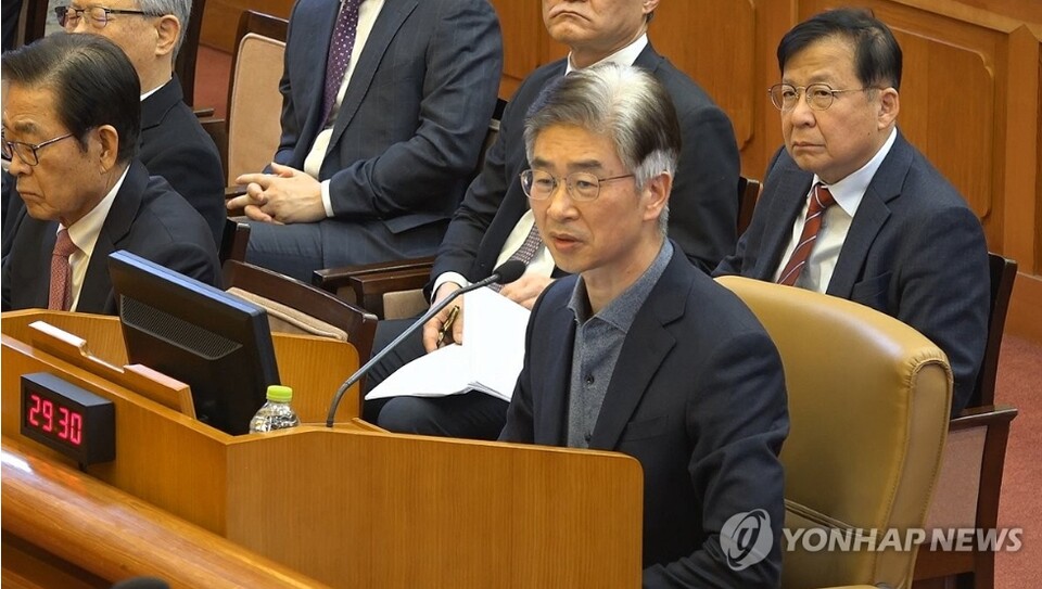 김봉식 전 서울경찰청장이 13일 서울 종로구 헌법재판소에서 열린 윤석열 대통령 탄핵 심판 8차 변론에서 답변하고 있다. 2025.2.13 [사진=연합뉴스]