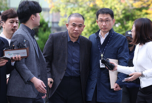 김건희 여사 공천 개입 의혹과 미래한국연구소의 불법 여론조사 의혹 등 사건의 핵심 인물인 명태균 씨가 14일 오후 경남 창원시 성산구 창원지방법원(창원지법)에 구속 전 피의자 심문(영장실질심사)을 받기 위해 출석하고 있다. 2024.11.14 [사진=연합뉴스]