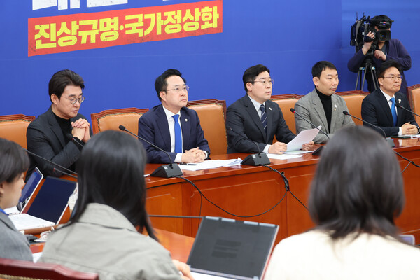 더불어민주당 박찬대 원내대표가 16일 서울 여의도 국회에서 기자간담회를 열고 최근 공개된 '노상원 수첩'의 의미와 김건희 여사의 비상계엄 개입 정황 등에 대해 발언하고 있다. [사진=연합뉴스]