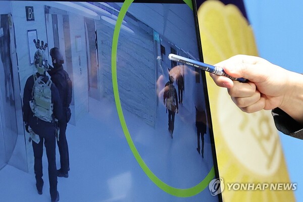 계엄군 국회 본청 단전 조치 CCTV 공개 [사진=연합뉴스]