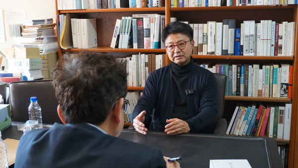 강원택 교수는 “정치라는 게 굉장히 전문직이다. 리더는 더 그러하다. 그런데 윤석열 같은 정치적 경험이 없는 외부자가 최고의 권력을 쉽게 장악할 수 있는 것도 대통령제니까 가능하다”라고 현 대통령제의 문제점을 지적하며 '김대중의 통합 리더십'을 돌아봐야 한다고 강조했다. 김능구 대표는 “문재인 대통령 시절 정치적 양극화가 심화되었던 것에 대해 문 전 대통령이 국민에게 진솔하게 사과해야 한다.”라고 말했다. [사진=폴리뉴스]