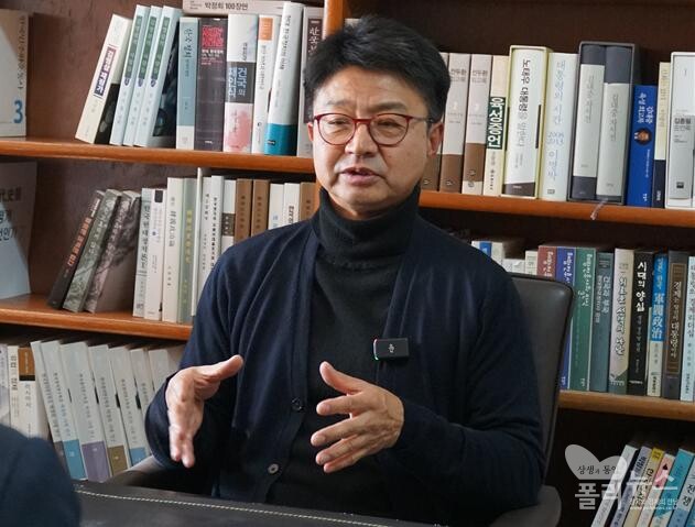 강원택 서울대 정치외교학과 교수가 13일 '새로운 대한민국을 묻다'를 주제로 폴리뉴스 김능구 대표와 스페셜 인터뷰를 진행하고 있다. [사진=폴리뉴스]