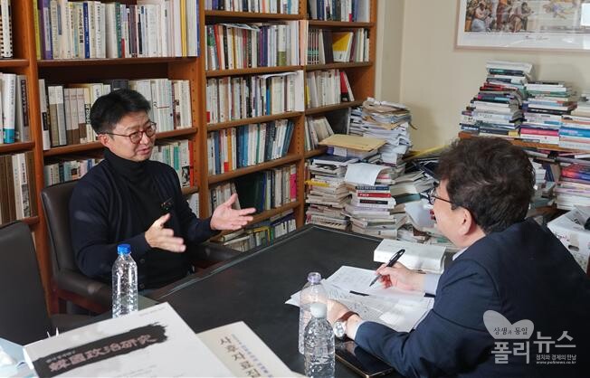 강원택 서울대 교수는 "분권형 개헌으로 가야 한다"며 "대통령은 정책과 한걸음 떨어져서 국가의 장기과제를 추진하고 군통수권등을 맡고, 내정은 대통령이 지명하고 국회가 선출하는 '총리'가 조각까지 하는 내각을 맡는 방안"을 제시했다.[사진=폴리뉴스]