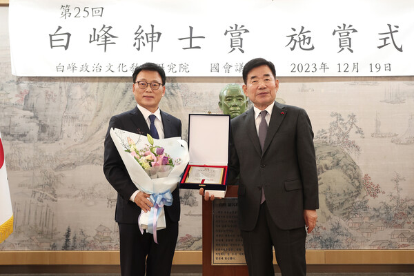 박광온 전 원내대표가 2023년 김진표 국회의장으로 부터 백봉신사상을 받고 있다. [사진= 일곱번째나라LAB 제공]