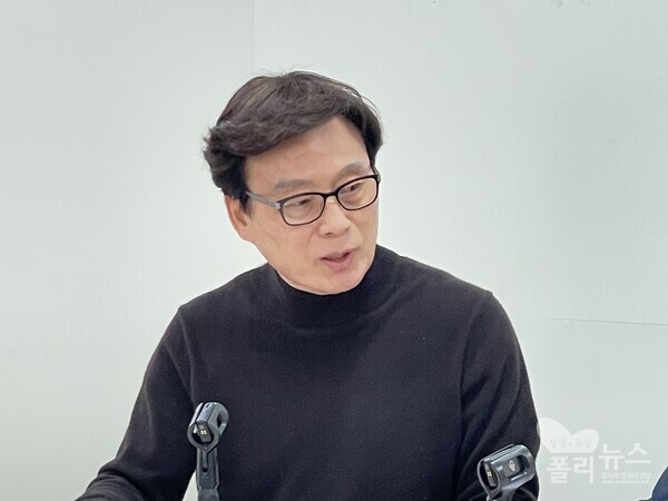 박광온 더불어민주당 전 원내대표가 2월13일  서울 여의도 폴리뉴스 사무실에서 진행한 '새로운 대한민국을 묻다' 주제로 한 김능구 대표와 정국 인터뷰에서 정국에 대한 견해를 밝히고 있다. [사진= 폴리뉴스]