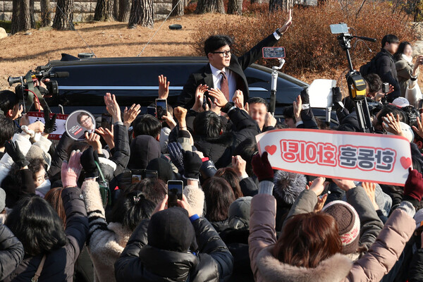 국민의힘 한동훈 대표가 16일 서울 여의도 국회에서 당대표 사퇴 관련 기자회견을 마치고 지지자들과 인사하고 있다. [사진=연합뉴스]
