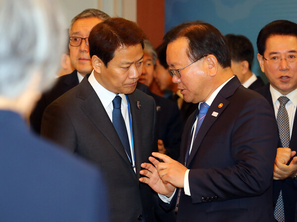 김부겸 행정안전부 장관(오른쪽)과 임종석 대통령 비서실장이 13일 오전 청와대에서 열린 국무회의 전 차담회에서 대화하고 있다. 2018.3.13 [사진=연합뉴스]