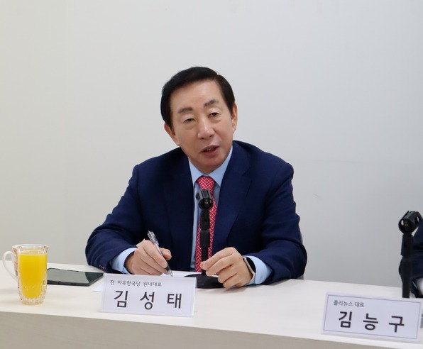 김성태 전 원내대표는 17일 폴리뉴스와의 ‘정국인터뷰’에서 “당에서 ‘2월 하야-4월 대선, 3월 하야-5월 대선’ 안을 만들었는데 윤 대통령이 ‘무슨 소리냐. 내가 헌재 가서 탄핵 심판 제대로 받겠다. 탄핵하려면 해봐라’ 이런 식이었다. 이게 얼마나 바보스러운 짓들인가”라고 한탄했다. [사진=폴리뉴스 이준수 PD] 