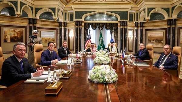 전쟁 피해당사국인 유크라이나가 빠진 미-러 우크라 종전 협상이 4시간30여분만에 종료됐다. [사진=AFP=연합뉴스]