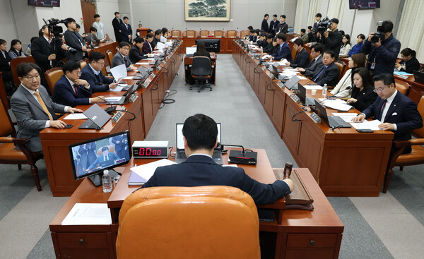 19일 국회에서 열린 운영위원회 전체회의에서 더불어민주당 소속 박찬대 위원장이 의사봉을 두드리고 있다. 2025.2.19 [사진=연합뉴스]