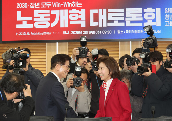 19일 서울 여의도 국회 의원회관에서 열린 '2030·장년 모두 Win-Win하는 노동개혁 대토론회'에서 김문수 고용노동부 장관과 나경원 의원이 대화하고 있다. 2025.2.19 [사진=연합뉴스]