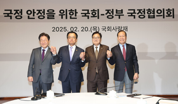 최상목 대통령 권한대행 부총리 겸 기획재정부 장관과 우원식 국회의장, 국민의힘 권영세 비상대책위원장, 더불어민주당 이재명 대표가 20일 오후 서울 여의도 국회 사랑재에서 열린 에 참석해 기념촬영을 하고 있다.  [사진=연합뉴스]