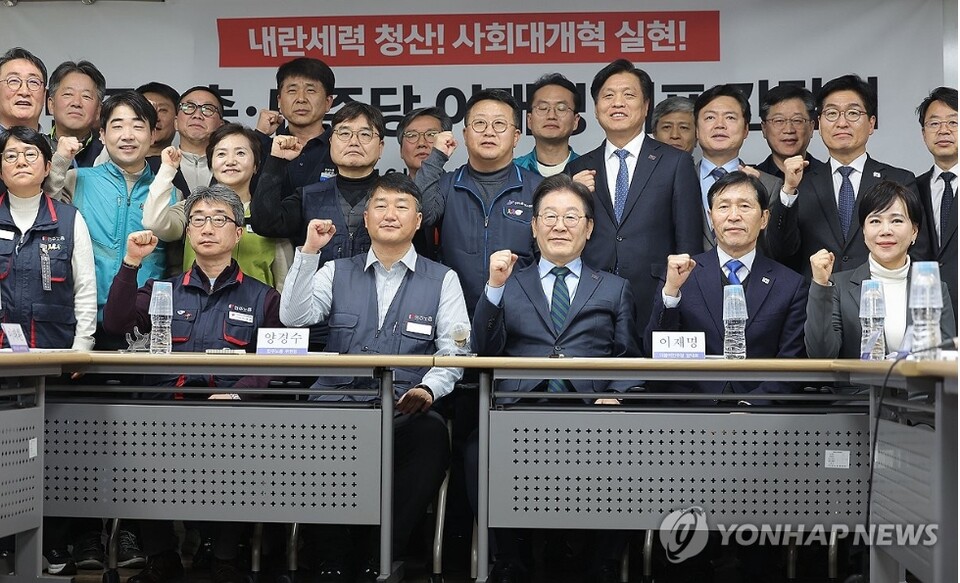 더불어민주당 이재명 대표와 전국민주노동조합총연맹 양경수 위원장이 21일 서울 중구 민주노총 사무실에서 열린 민주당-민주노총 간담회를 가졌다. [사진=연합뉴스]