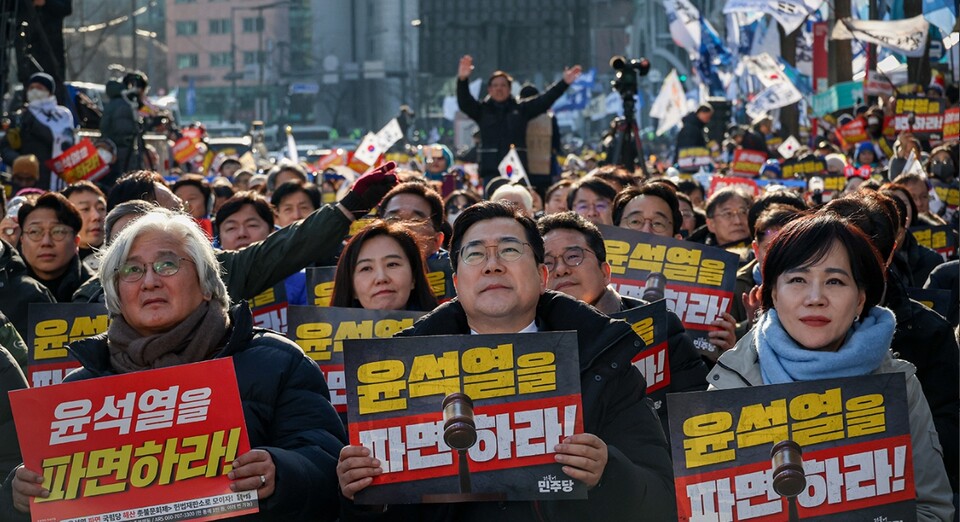 더불어민주당 박찬대 원내대표를 비롯한 의원들이 22일 서울 종로구 헌법재판소 인근 안국동사거리에서 열린 '내란종식·헌정수호를 위한 윤석열 파면 범국민 대회'에서 구호를 외치고 있다. [사진=더불어민주당 홈페이지]