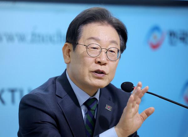 더불어민주당 이재명 대표가 21일 서울 여의도 한국노총 사무실에서 열린 민주당-한국노총 간담회에서 인사말을 하고 있다. 2025.2.21 [사진=연합뉴스]