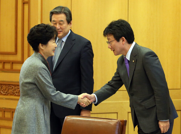 박근혜 대통령이 10일 오전 청와대를 방문한 새누리당 지도부와의 접견에서 유승민 원내대표와 악수하고 있다. 2015.2.10 [사진=연합뉴스]