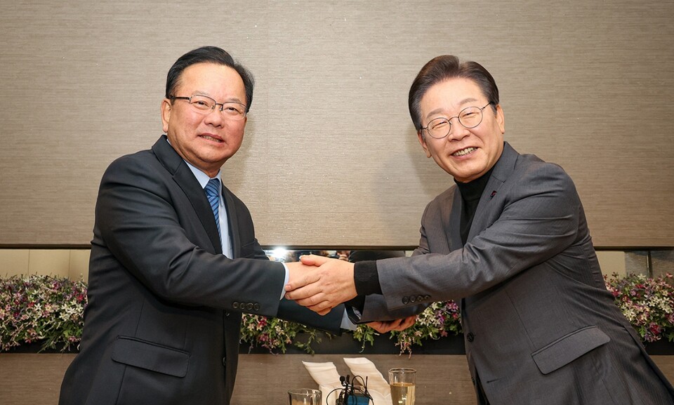 더불어민주당 이재명 대표가 24일 서울 여의도의 한 식당에서 김부겸 전 국무총리와 만나 악수하고 있다. [사진=더불어민주당 제공]