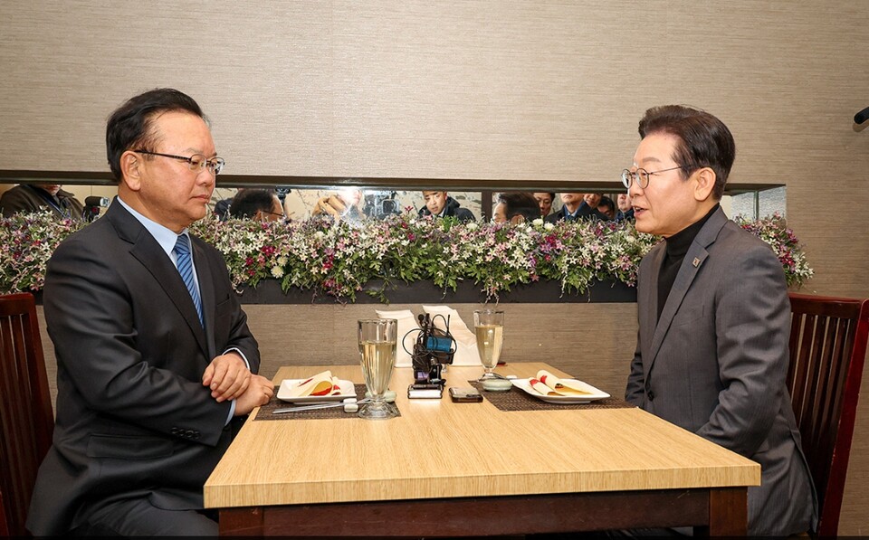 이재명 대표와 김부겸 전 총리는 24일 '尹탄핵정국과 향후 조기대선'을 앞두고 회동을 했다. 이 자리에서 김 전 총리는 "새로운 대한민국을 위한 국민대통합, 사회대타협이 필요하고 그를 위한 개헌과 정치개혁에 대한 뚜렷한 비전을 제시해달라"고 요구했다. 이에 이 대표는 "지금은 탄핵에 집중할때"라고 답했다. [사진=더불어민주당 제공]