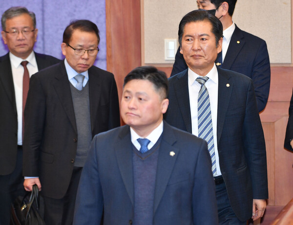 윤석열 대통령 탄핵심판 11차 변론이 열린 25일 서울 종로구 헌법재판소 대심판정에서 정청래 국회 탄핵소추단장과 탄핵소추대리인단 김이수 공동대표 등이 출석해 있다. [사진=연합뉴스]