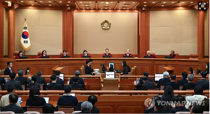 25일 헌법재판소에서 열린 尹탄핵심판 최종변론기일인 11차 변론기일에 국회측과 윤석열측이 최종변론을 하고 있다. [사진=연합뉴스]