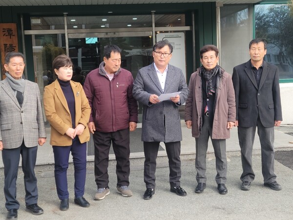 지난 25일 전남 담양군의회 앞에서 모인 전 담양군의원들. 정광성 전담양군의원이 성명서를 발표하고 있다.