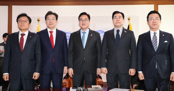 우원식 국회의장과 양당 원내대표가 26일 서울 여의도 국회에서 의장주재 회동에 참석해 기념 촬영하고 있다. 왼쪽부터 국민의힘 박형수 원내수석부대표와 권성동 원내대표, 우원식 국회의장, 더불어민주당 박찬대 원내대표와 박성준 원내수석부대표. [사진=연합뉴스]