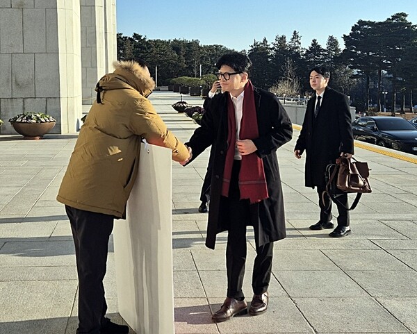 14일 오전 국민의힘 한동훈 대표가 국회 본청 앞에서 탄핵 찬성을 촉구하며 1인 시위를 하던 국민의힘 김상욱 의원에게 다가가 악수를 청하고 있다. 2024.12.14 [김상욱 의원실 제공. 재판매 및 DB 금지] [사진=연합뉴스]