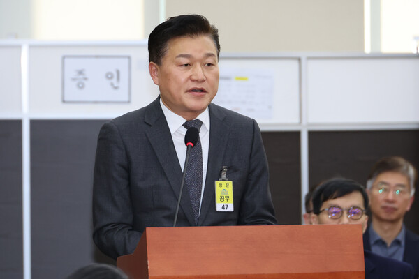 윤석열 대선후보 캠프 정책총괄지원실장을 지낸 신용한 전 서원대 교수가 4일 국회에서 열린 '윤석열 정부의 비상계엄 선포를 통한 내란 혐의 진상규명 국정조사 특별위원회' 청문회에 참고인으로 출석, 대통령실 무속 논란 관련 질의에 답하고 있다. 2025.2.4 [사진=연합뉴스]