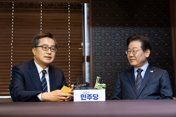 더불어민주당 이재명 대표가 28일 서울 여의도의 한 식당에서 김동연 경기지사(왼쪽)와 만나 대화하고 있다. [사진=연합뉴스]