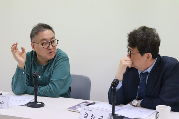 김능구 폴리뉴스 대표와 황장수 미래경영연구소 소장은 26일 서울 여의도 폴리뉴스 스튜디오에서 가진 에서 윤석열 대통령이 탄핵될 경우 펼쳐질 조기 대선의 판세와 정치권에서 떠오르고 있는 개헌론에 대해 전망하는 대담을 가졌다. 