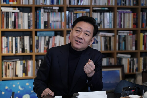 2월 26일 [새로운 대한민국을 묻다 8편]에서 이광재 전 강원도지사가 폴리뉴스 김능구 대표와 ‘정국 인터뷰’를 하고 있다. 