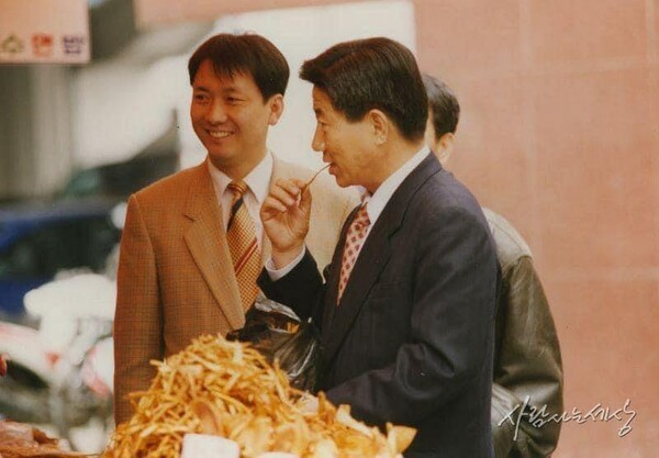 이광재 전 강원도지사는  노무현 전 대통령의 국회의원 시절 최연소 보좌관을 역임했고, 노무현 대통령 당선의 주역이자 참여 정부 대통령실 국정상황실장으로도 활약했다.