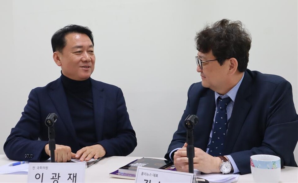 이광재 전 강원도지사가 폴리뉴스 김능구 대표와  정국인터뷰를 하고 있다. [사진=폴리뉴스 이준걸PD]