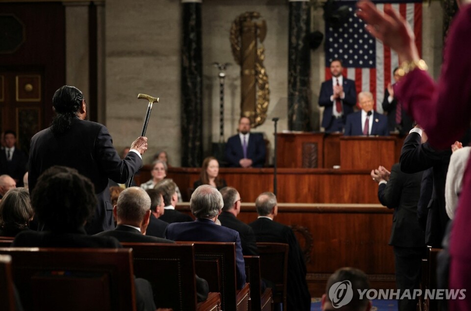 국 민주당 소속인 앨 그린 하원의원이 4일(현지시간) 워싱턴DC 연방의사당에서 열린 도널드 트럼프 대통령의 의회 연설 도중 일어나 야유하고 있다. 2025.3.4 [사진=워싱턴 로이터=연합뉴스]