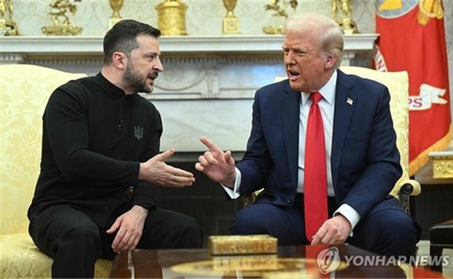 지난달 28일(미 현지시간) 미국 백악관에서 가진 트럼프 대통령과 젤렌스키 우크라이나 대통령간의 정상회담은 고성, 설전, 삿대질을 하며 파국을 맞이했다. 그 후 지난 3일(미 현지시간) 트럼프 대통령은 러시아와 전쟁중인 우크라이나에 '군사지원 전면 중단'의 최후 통첩을 보냈다. [사진=AFP 연합뉴스]