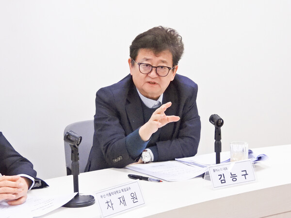 김능구 대표는 “극우 유튜버들이 한국 선거가 중국 화웨이에 의해 조종 당한 부정선거라는 가짜뉴스를 사실인 것처럼 퍼뜨리고 있다. 정권교체가 된들 극우세력의 준동은 더 거세질 것이다. 극우세력 문제의 해법을 찾아내는 것이 정권교체보다 더 중요한 것 같다.”라고 말했다.