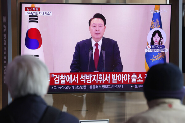 법원이 윤석열 대통령의 구속 취소 청구를 인용한 7일 서울역 대합실에 관련 뉴스가 나오고 있다. [사진=연합뉴스]