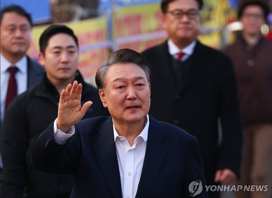 윤석열 대통령이 '내란수괴혐의'로 구속된지 52일만인 8일 구속기간 산정 문제로 법원의 '구속취소' 결정으로 석방됐다. [사진=연합뉴스]