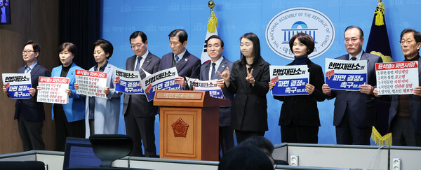 더불어민주당 박홍근 의원을 비롯한 박범계, 김민석, 남인순, 민홍철 의원 등 4선 국회의원들이 11일 국회 소통관에서 헌법재판소의 윤 대통령 파면 선고 촉구 기자회견을 하고 있다. [사진=연합뉴스]